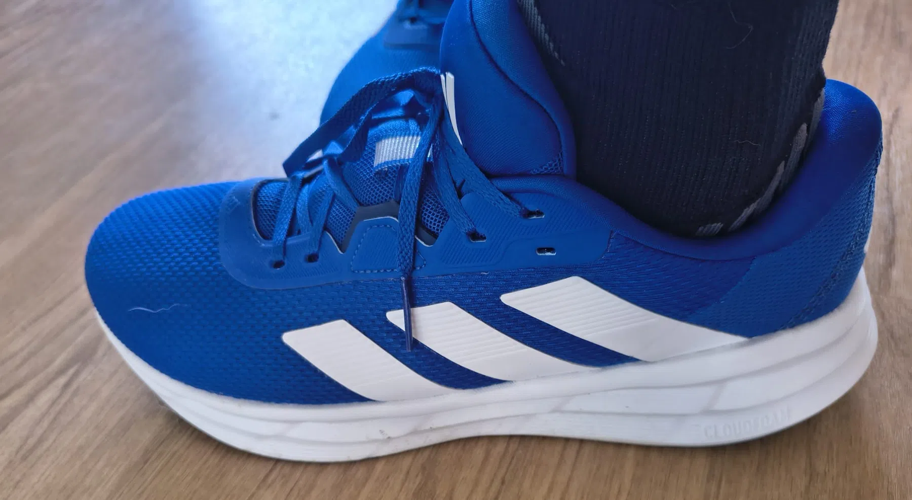 Je ziet vooral aan de tong dat de voering behoorlijk dik is